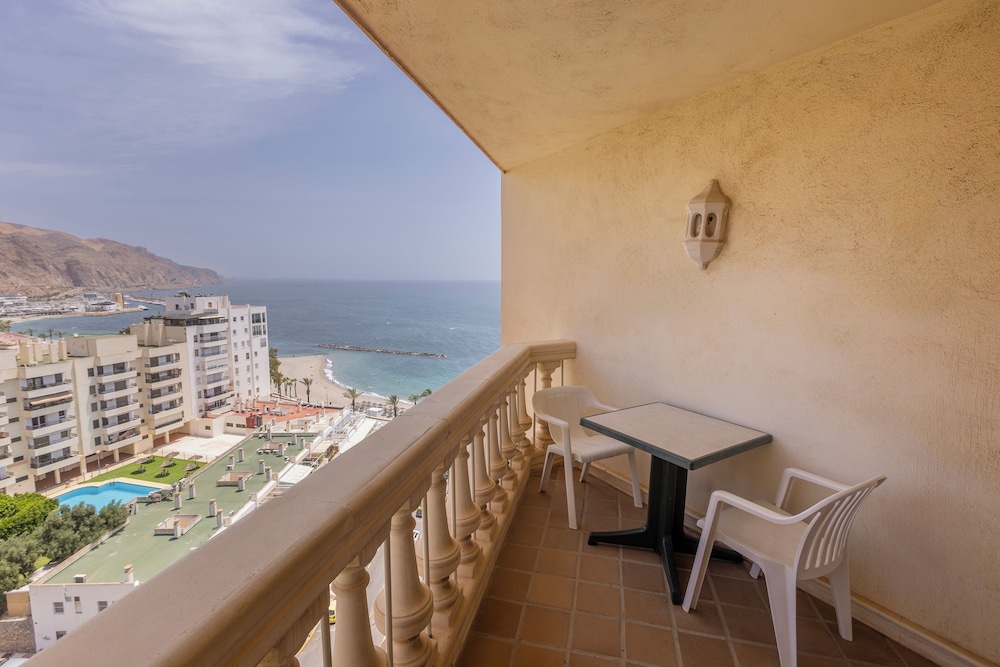 Habitación triple, vistas al mar del hotel Moon Dreams Portomagno. Foto 4