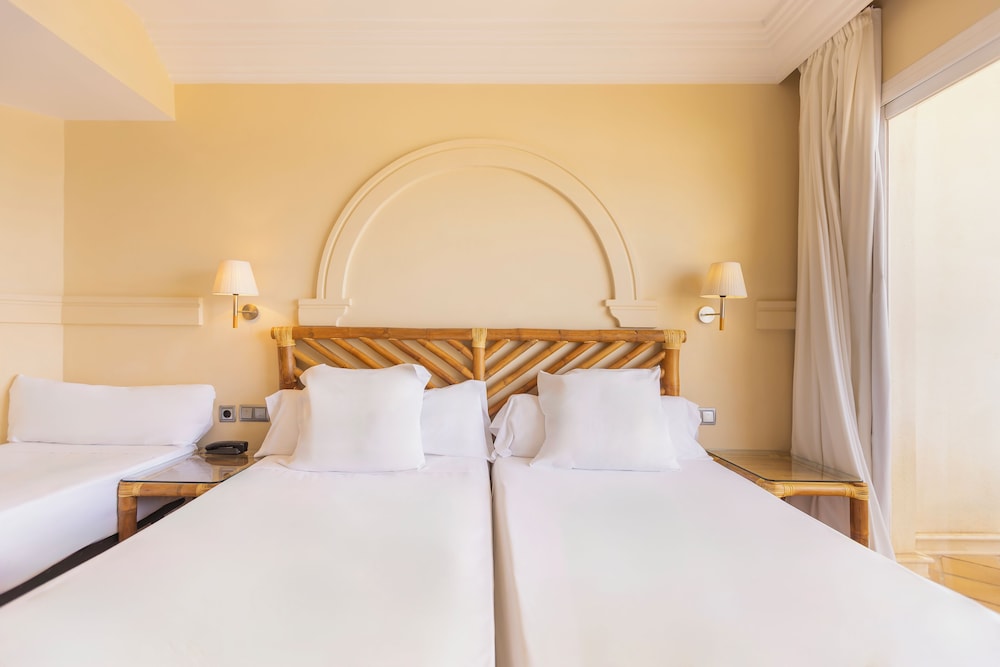 Habitación triple del hotel Moon Dreams Portomagno. Foto 1