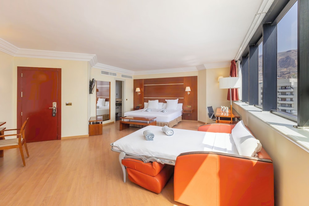 Habitación cuádruple, vistas al mar del hotel Moon Dreams Portomagno. Foto 1