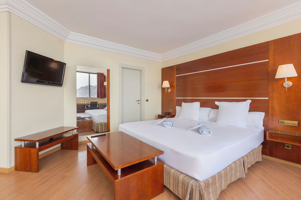 Habitación cuádruple, vistas al mar del hotel Moon Dreams Portomagno. Foto 2