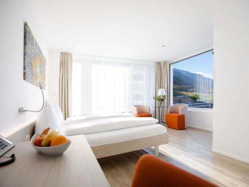 Habitación Superior Esquina con 2 camas individuales, vistas a la montaña del hotel Mercure Chur City West. Foto 1