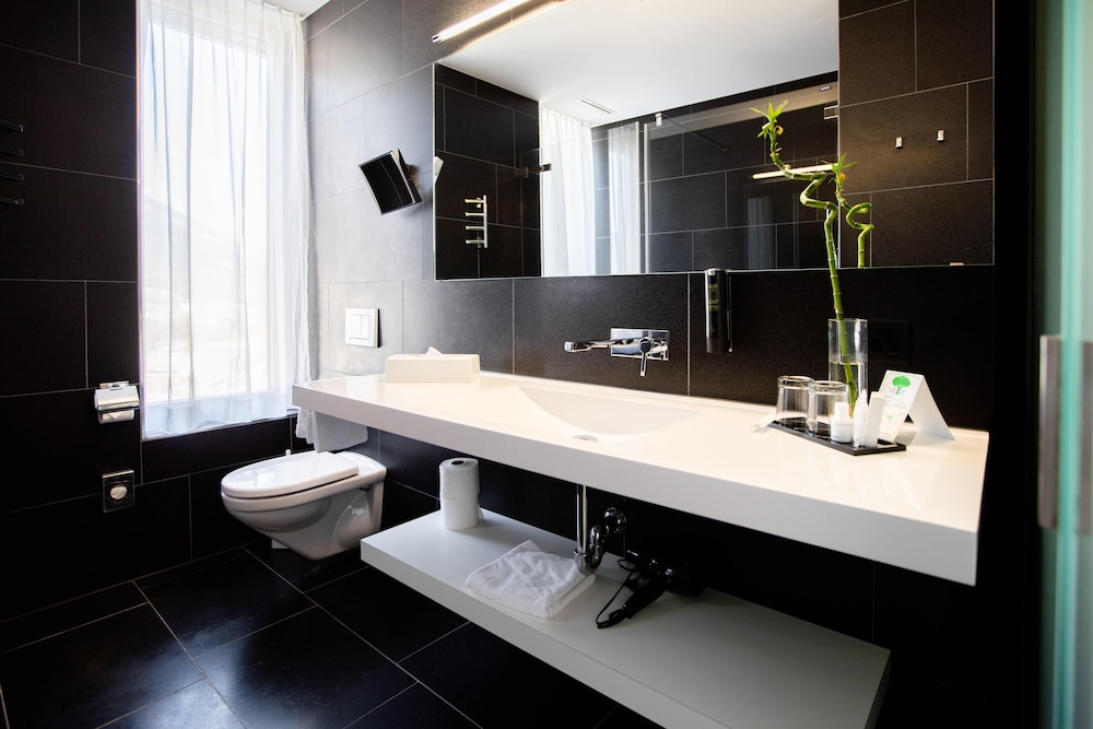 Habitación Deluxe con 1 cama doble, vistas a la montaña del hotel Mercure Chur City West. Foto 4
