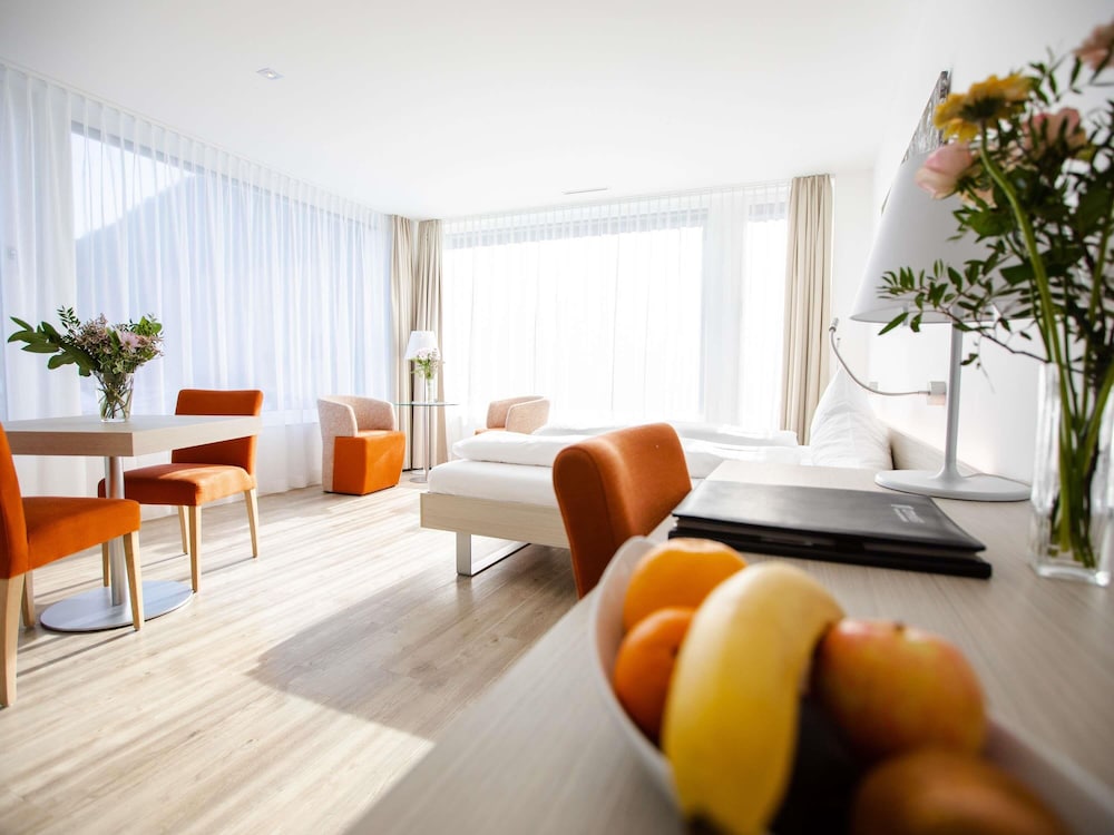 Habitación Deluxe con 2 camas individuales, vistas a la montaña del hotel Mercure Chur City West. Foto 1
