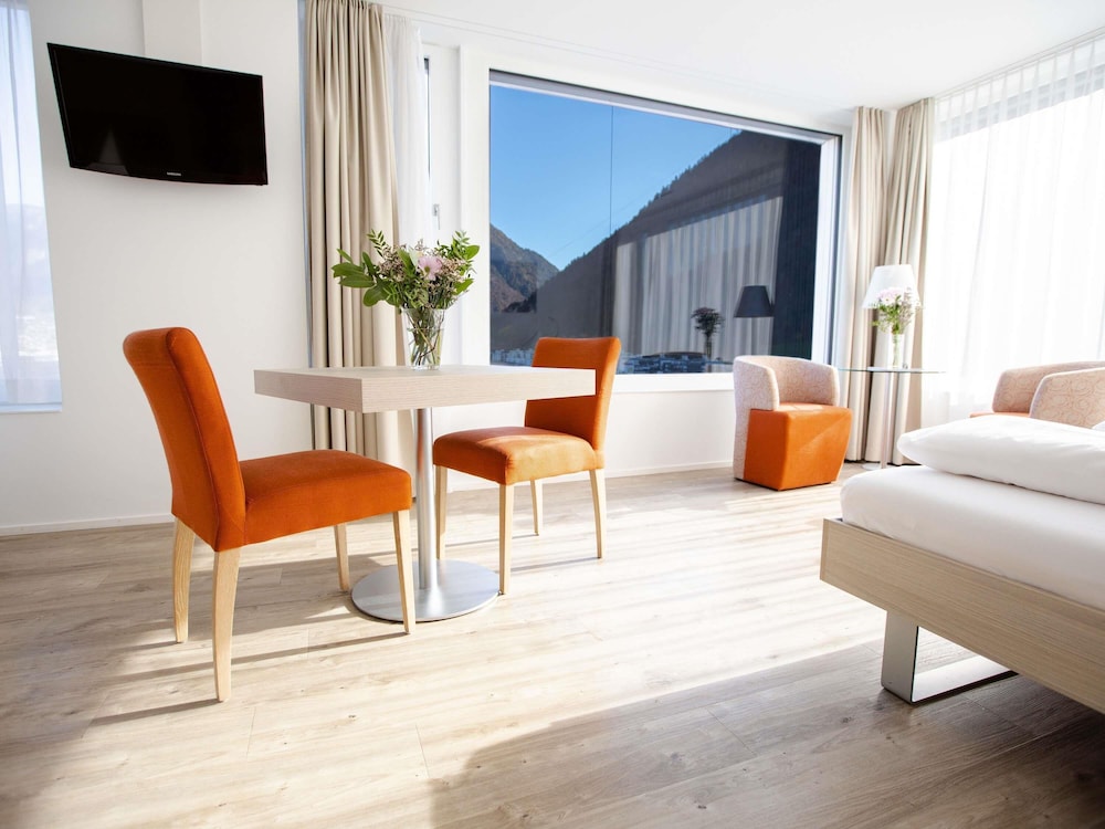 Habitación Deluxe con 2 camas individuales, vistas a la montaña del hotel Mercure Chur City West. Foto 2