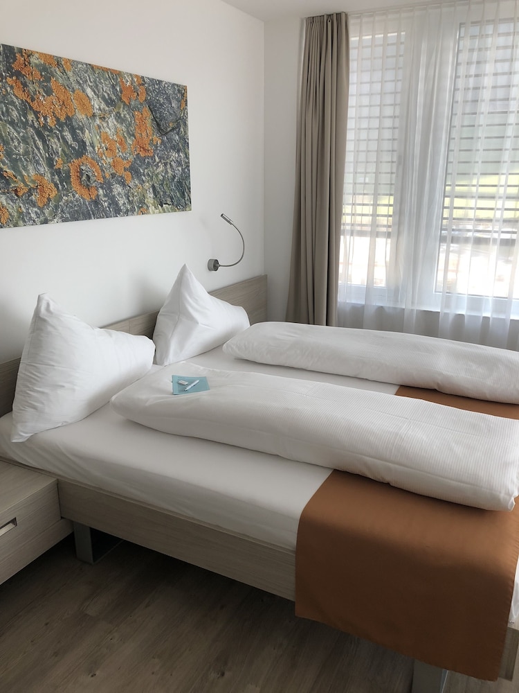 Habitación Comfort con 2 camas individuales, vistas a la montaña del hotel Mercure Chur City West. Foto 2