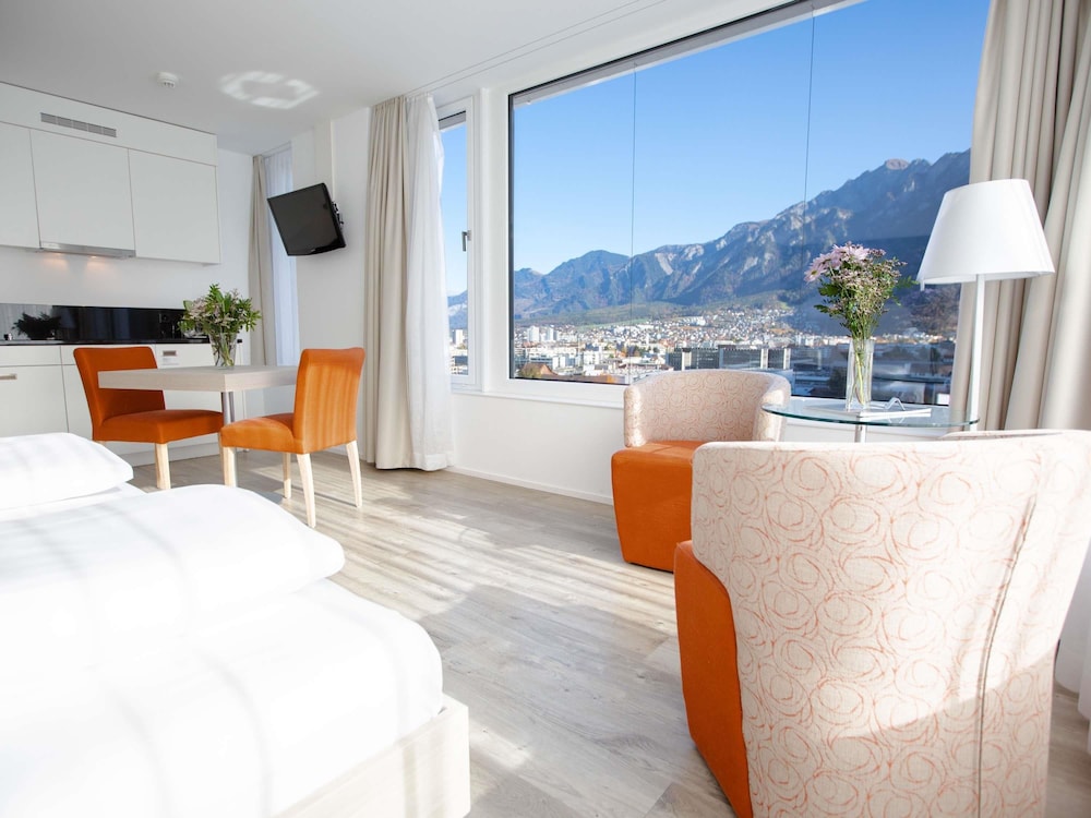 Habitación Deluxe con 2 camas individuales, vistas a la montaña del hotel Mercure Chur City West. Foto 1