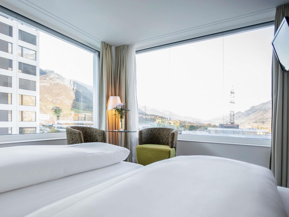 Habitación Comfort con 2 camas individuales, vistas a la montaña del hotel Mercure Chur City West. Foto 4