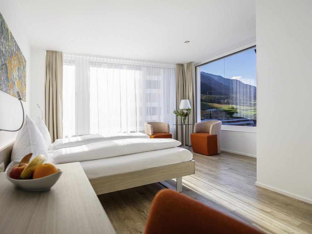 Habitación Comfort con 2 camas individuales, vistas a la montaña del hotel Mercure Chur City West. Foto 7