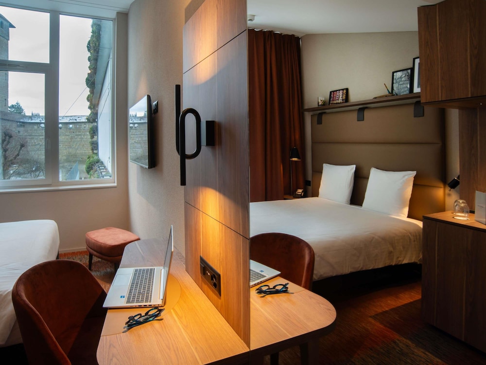 Habitación Estándar con 1 cama Queen, vista a la ciudad del hotel Mercure Fribourg Centre Remparts. Foto 2