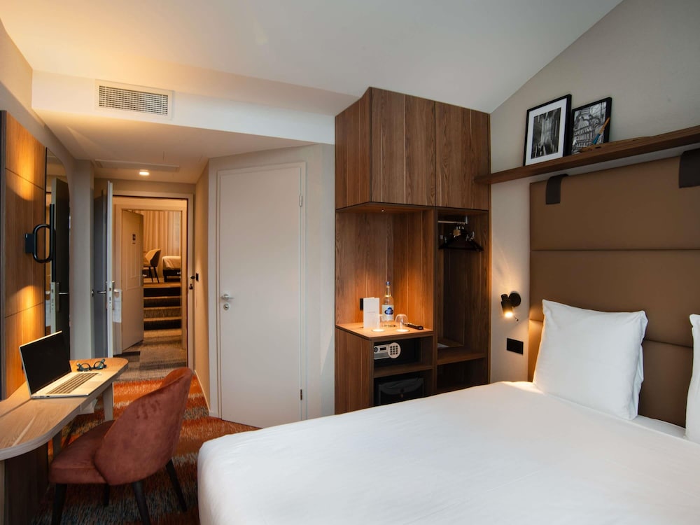 Habitación Estándar con 1 cama Queen, vista a la ciudad del hotel Mercure Fribourg Centre Remparts. Foto 3