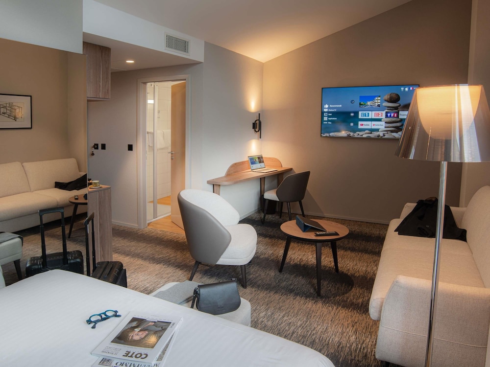 Junior Suite con 1 cama doble y sofá del hotel Mercure Fribourg Centre Remparts