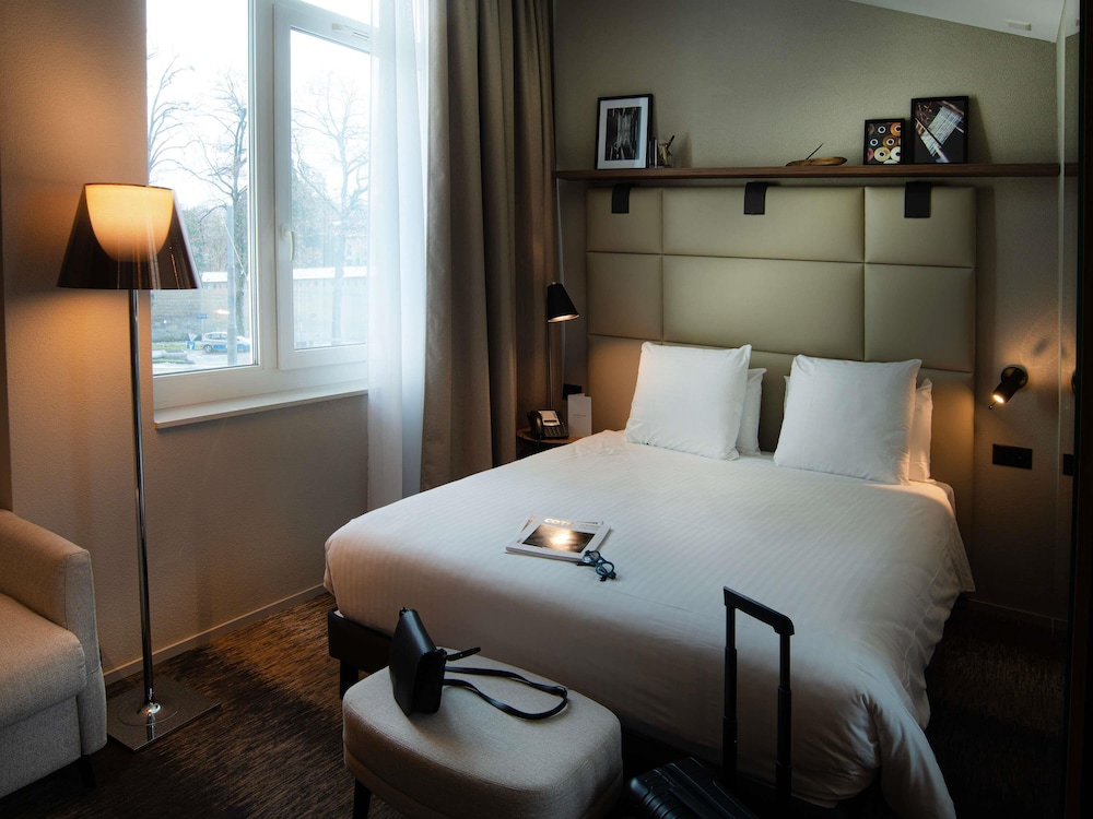 Junior Suite con 1 cama doble y sofá del hotel Mercure Fribourg Centre Remparts. Foto 2