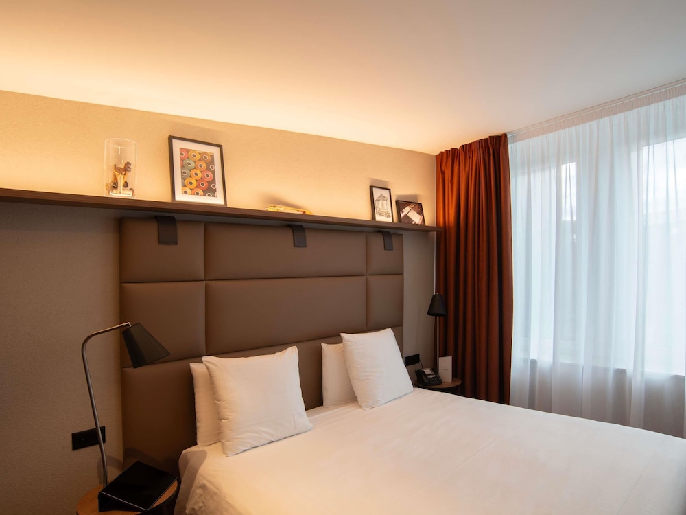 Suite con cama doble y sofá - cama del hotel Mercure Fribourg Centre Remparts. Foto 3