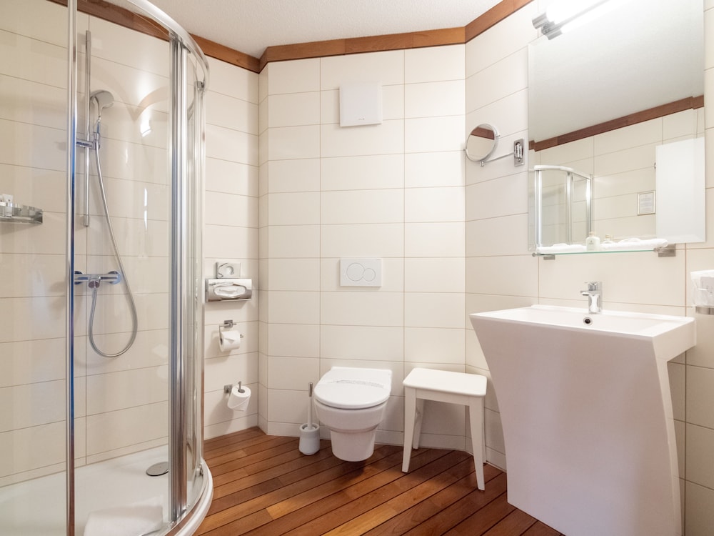 Suite con cama doble y sofá - cama del hotel Mercure Fribourg Centre Remparts. Foto 4