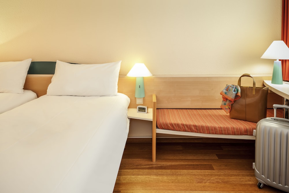 Habitación con 2 camas individuales de 80 x 200 cm del hotel Ibis Fribourg. Foto 1