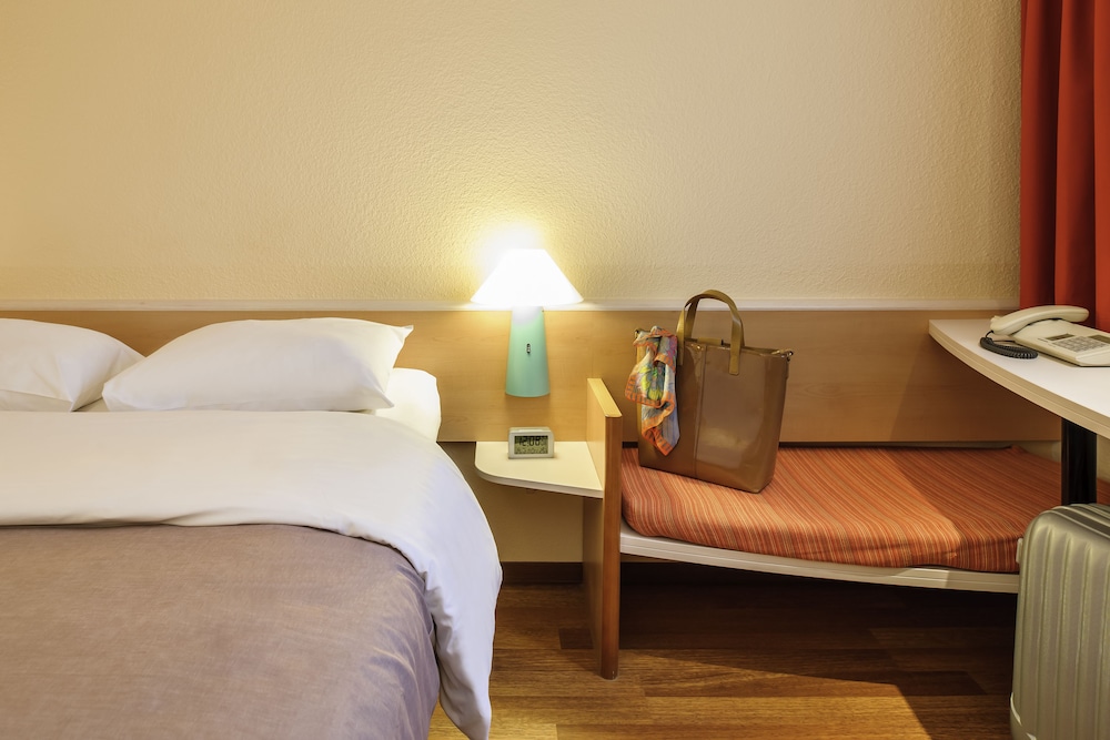 Habitación con 2 camas individuales de 80 x 200 cm del hotel Ibis Fribourg. Foto 2