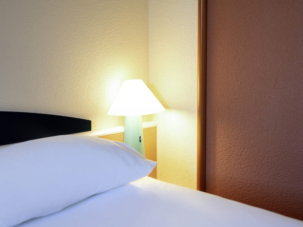 Habitación con 2 camas individuales de 80 x 200 cm del hotel Ibis Fribourg. Foto 4