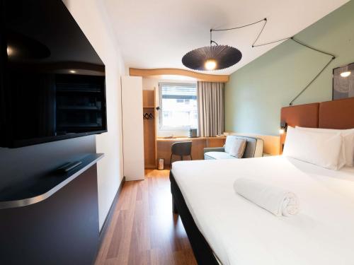 Habitación Estándar con 1 cama doble y 1 sofá cama del hotel Ibis Geneve Centre Nations. Foto 1