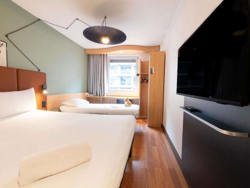 Habitación Estándar con 1 cama doble y 1 sofá cama del hotel Ibis Geneve Centre Nations. Foto 2