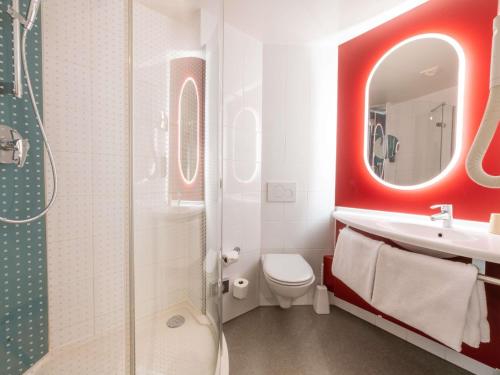 Habitación Estándar con 1 cama doble y 1 sofá cama del hotel Ibis Geneve Centre Nations. Foto 3
