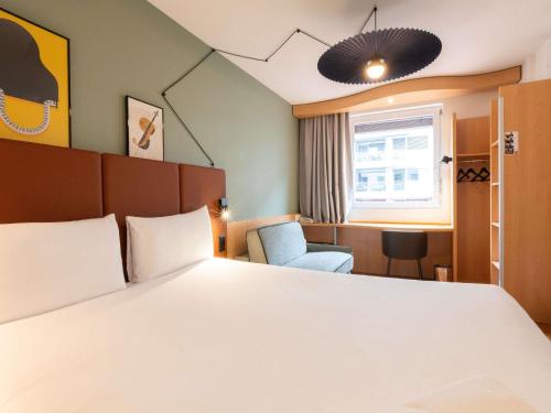 Habitación Estándar con 1 cama doble y 1 sofá cama del hotel Ibis Geneve Centre Nations. Foto 4