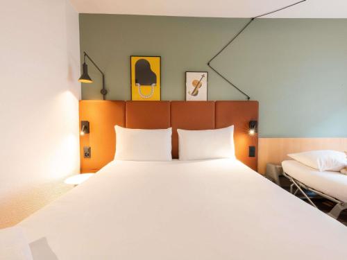 Habitación Estándar con 1 cama doble y 1 sofá cama del hotel Ibis Geneve Centre Nations. Foto 5