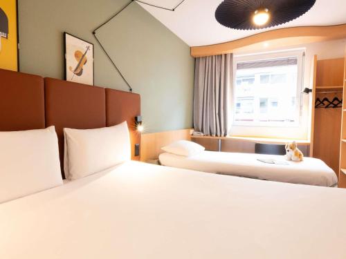 Habitación Estándar con 1 cama doble y 1 sofá cama del hotel Ibis Geneve Centre Nations. Foto 6