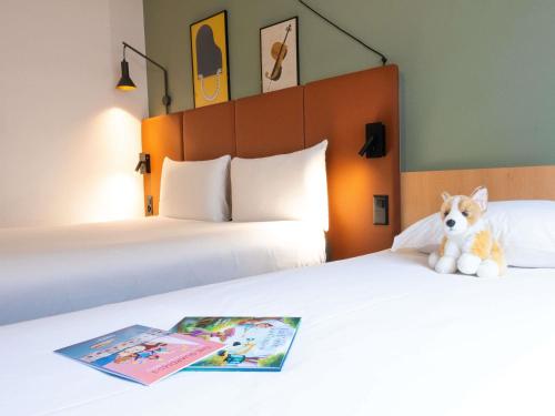Habitación Estándar con 1 cama doble y 1 sofá cama del hotel Ibis Geneve Centre Nations. Foto 7