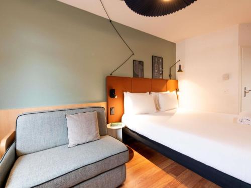 Habitación Confort con cama doble y sofá cama individual del hotel Ibis Geneve Centre Nations. Foto 1