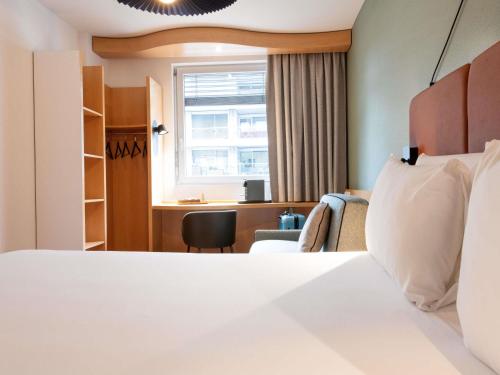 Habitación Confort con cama doble y sofá cama individual del hotel Ibis Geneve Centre Nations. Foto 2