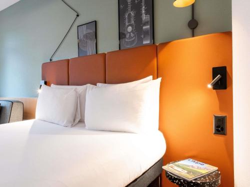 Habitación Confort con cama doble y sofá cama individual del hotel Ibis Geneve Centre Nations. Foto 3