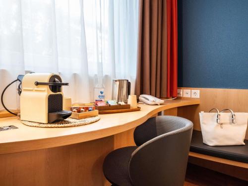 Habitación Confort con cama doble y sofá cama individual del hotel Ibis Geneve Centre Nations. Foto 4