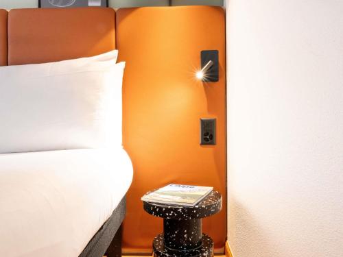 Habitación Confort con cama doble y sofá cama individual del hotel Ibis Geneve Centre Nations. Foto 5