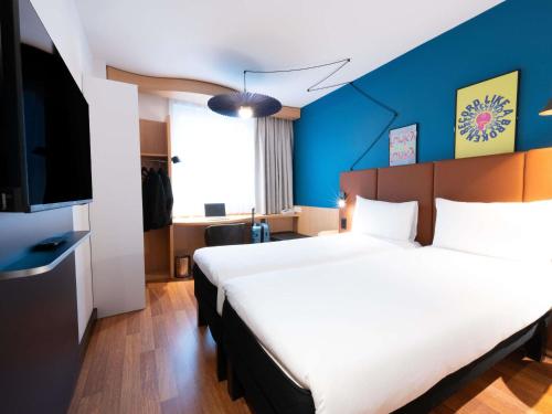 Habitación Estándar con 1 cama grande y 2 individuales del hotel Ibis Geneve Centre Nations