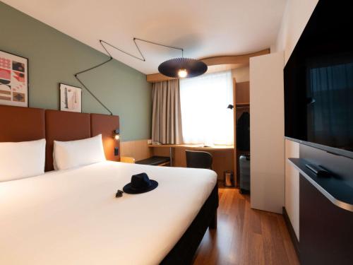 Habitación Estándar con 1 cama grande y 2 individuales del hotel Ibis Geneve Centre Nations. Foto 1