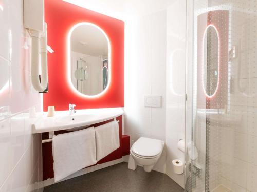 Habitación Estándar con 1 cama grande y 2 individuales del hotel Ibis Geneve Centre Nations. Foto 2