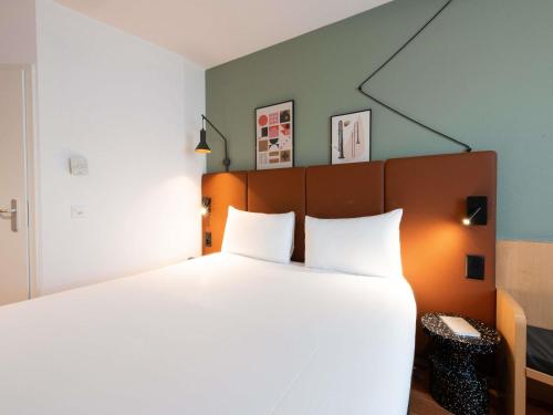 Habitación Estándar con 1 cama grande y 2 individuales del hotel Ibis Geneve Centre Nations. Foto 3
