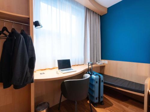 Habitación Estándar con 1 cama grande y 2 individuales del hotel Ibis Geneve Centre Nations. Foto 4