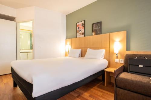 Habitación Estándar con 1 cama grande y 2 individuales del hotel Ibis Geneve Centre Nations. Foto 5