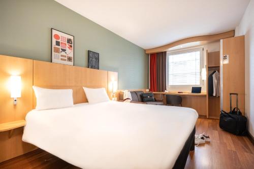 Habitación Estándar con 1 cama grande y 2 individuales del hotel Ibis Geneve Centre Nations. Foto 6