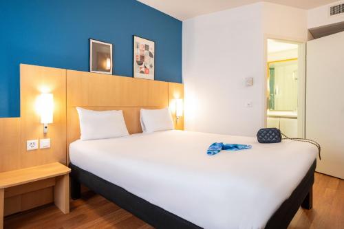 Habitación Estándar con 1 cama grande y 2 individuales del hotel Ibis Geneve Centre Nations. Foto 7