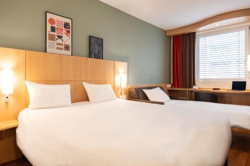 Habitación Estándar con 1 cama grande y 2 individuales del hotel Ibis Geneve Centre Nations. Foto 8