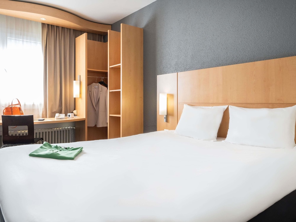Habitación con cama doble de 160 x 200 cm del hotel Ibis Geneve Centre Gare. Foto 4