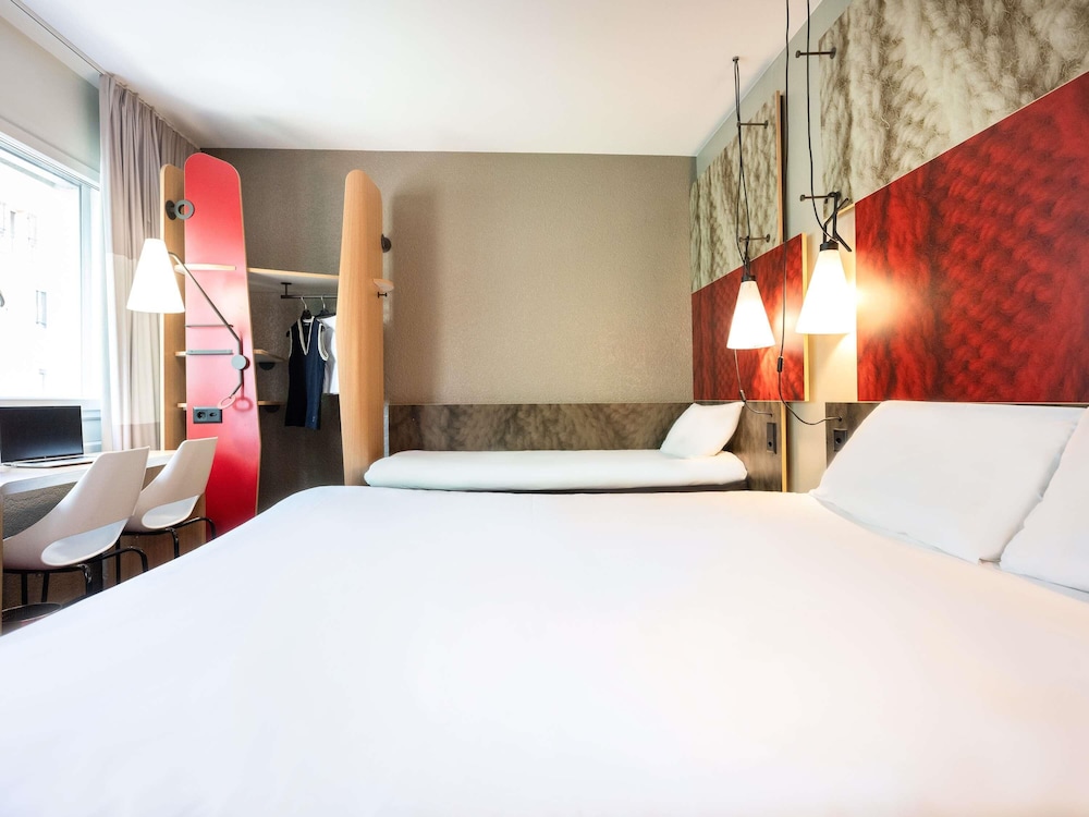 Habitaciones con cama doble de 160 x 200 cm y cama individual de 80 x 200 cm del hotel Ibis Geneve Centre Gare. Foto 1
