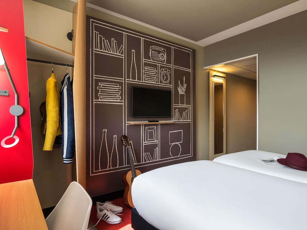 Habitación con 2 camas individuales de 80 x 200 cm del hotel Ibis Geneve Centre Gare. Foto 3