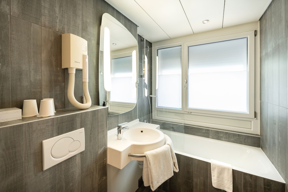 Habitación con 2 camas individuales de 80 x 200 cm del hotel Ibis Geneve Centre Gare. Foto 4