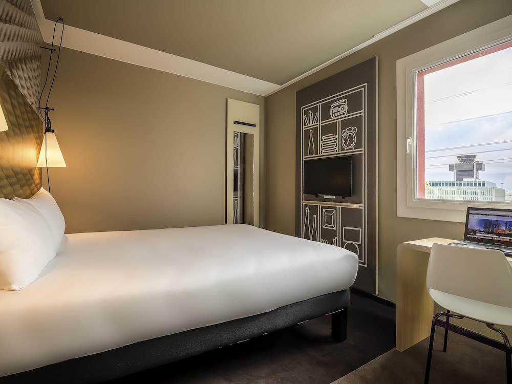 Habitacion Standard con 1 cama doble del hotel Ibis Geneve Aeroport. Foto 3
