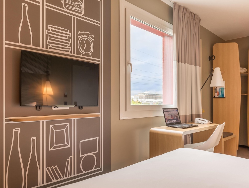Habitacion Standard con 1 cama doble del hotel Ibis Geneve Aeroport. Foto 5