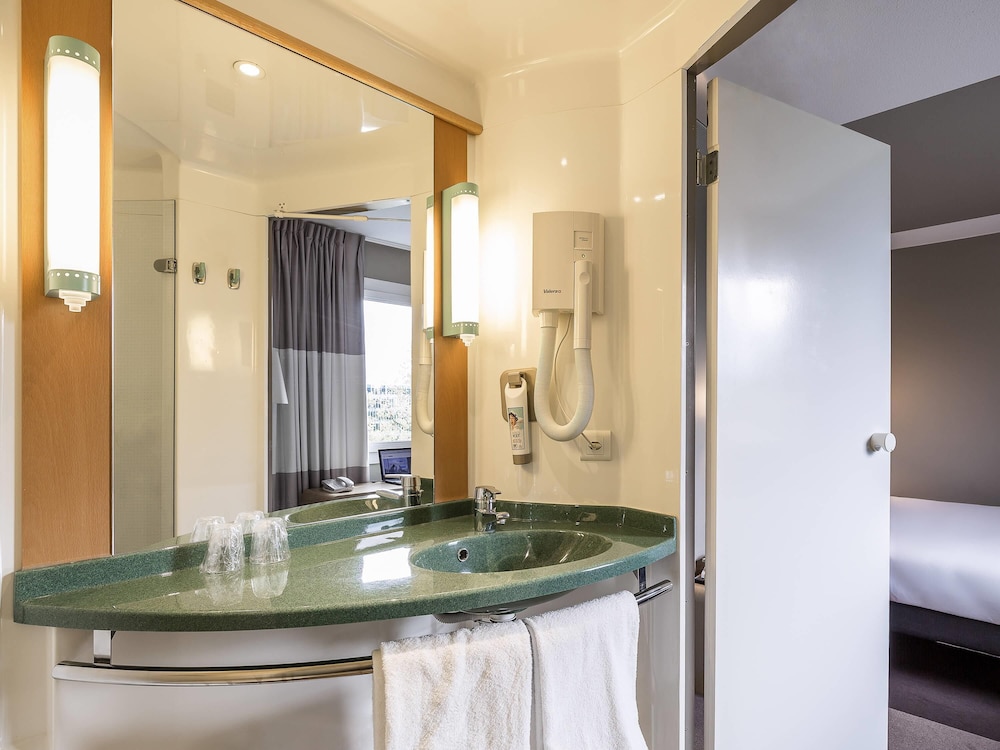 Habitación Standard con 2 camas individuales del hotel Ibis Geneve Aeroport. Foto 4