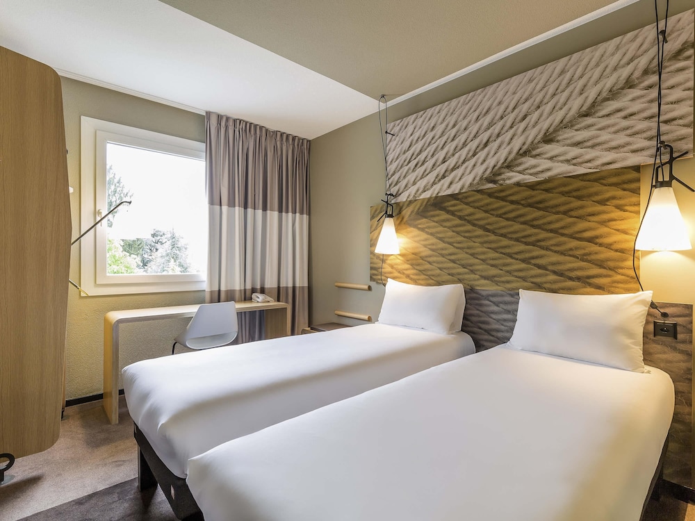 Habitación Standard con 2 camas individuales del hotel Ibis Geneve Aeroport. Foto 5
